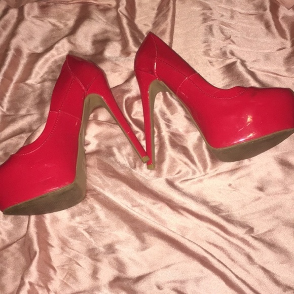 Red Heels - Picture 4 of 4